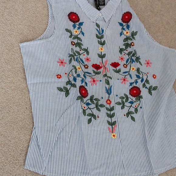 size petite L, pretty pinstripe with floral design blouse, new condition - Picture 4 of 5